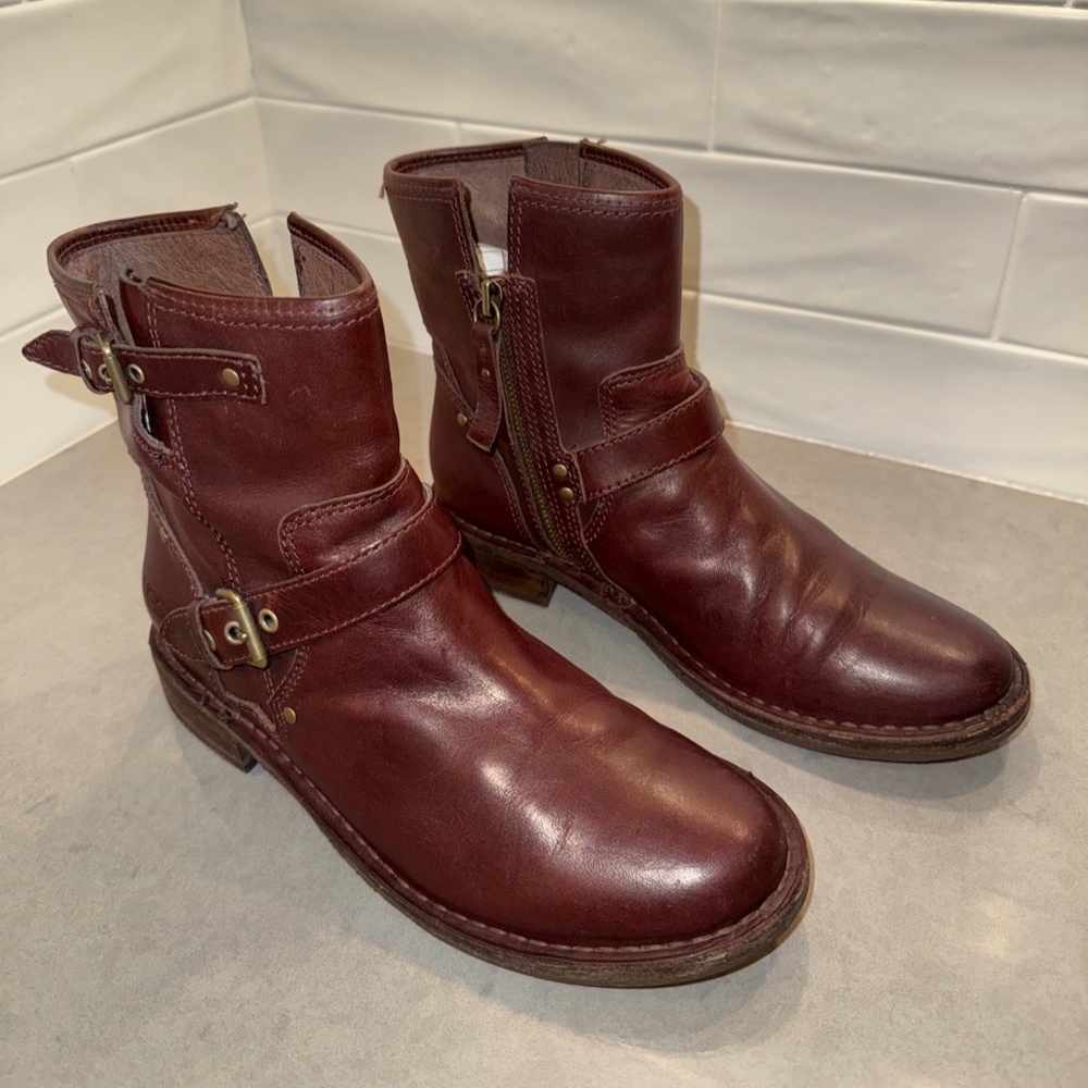 UGG Australia Fabrizia Booties, size 8, brown